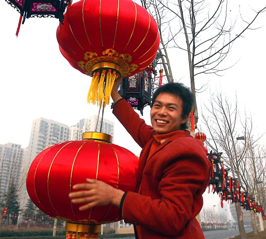 Цветные фонари в праздник Юаньсяоцзе делаются из тонкой красивой
